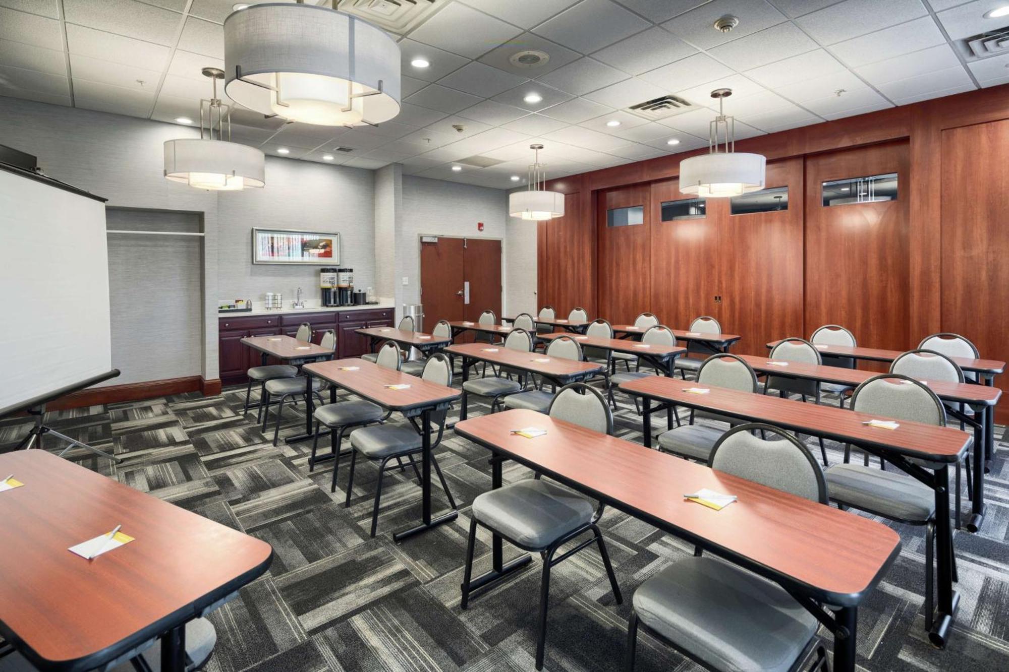 Hampton Inn Louisville Northeast Exterior foto